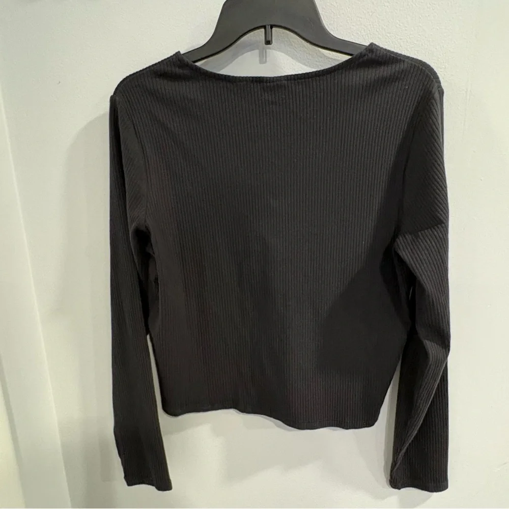 Levi's Classic Black Button-Down Top - Picture 2 of 7